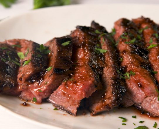 Cast iron vs stainless steel steak: What does steak taste like on different pans